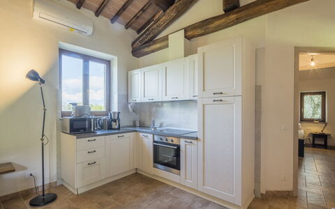 Cottage Monti Pet Friendly With Shared Pool: Möbel, Interior Design, Flooring, Holz, Decke, Küchengerät, Cabinetry, Zimmer, Fussboden, Küche