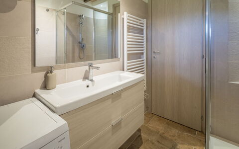 Cottage Monti Pet Friendly With Shared Pool: Flooring, Fussboden, Wand, Interior Design, Armatur, Holz, Badezimmerschrank, Bad Sink, Badezimmer, Sinken