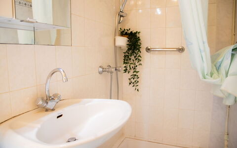 Le Cocon: Bad Sink, Badezimmer, Armatur, Sinken, Wand, Zapfhahn, Interior Design, Installation, Spiegel