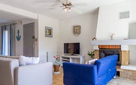 Bosquet des Ecureuils 17: Möbel, Interior Design, Couch, Wand, Flooring, Wohnzimmer, Fussboden, Holz, Zimmer, Decke