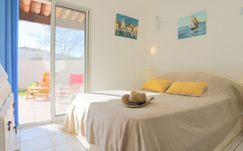 Domaine Grand Plage: Flooring, Interior Design, Fussboden, Wohnung, Balkon, Decke, Eigentumswohnung, Stuhl, Schatten, Veranda