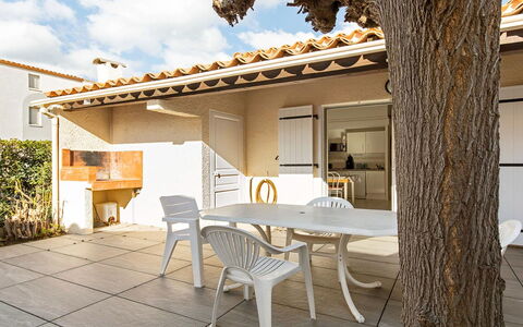 Perles du Soleil: Flooring, Interior Design, Fussboden, Wohnung, Balkon, Decke, Eigentumswohnung, Stuhl, Schatten, Veranda