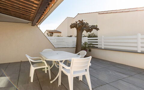 Perles du Soleil: Flooring, Interior Design, Fussboden, Wohnung, Balkon, Decke, Eigentumswohnung, Stuhl, Schatten, Veranda