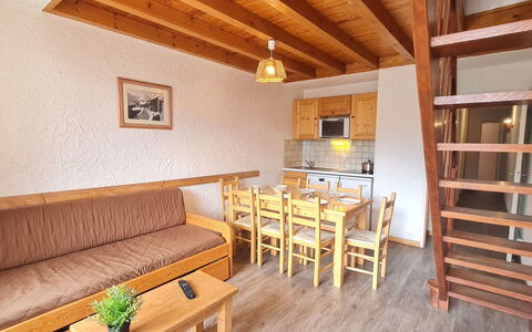 Meijotel B: Flooring, Interior Design, Fussboden, Wohnung, Balkon, Decke, Eigentumswohnung, Stuhl, Schatten, Veranda