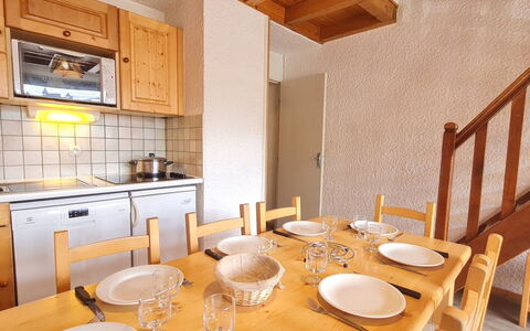 Meijotel B: Flooring, Interior Design, Fussboden, Wohnung, Balkon, Decke, Eigentumswohnung, Stuhl, Schatten, Veranda