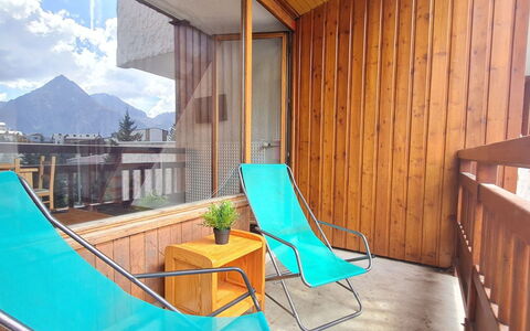 Meijotel B: Flooring, Interior Design, Fussboden, Wohnung, Balkon, Decke, Eigentumswohnung, Stuhl, Schatten, Veranda