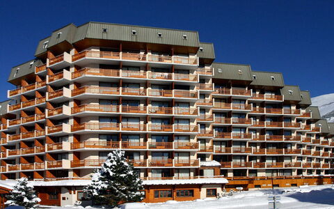 Meijotel B: Flooring, Interior Design, Fussboden, Wohnung, Balkon, Decke, Eigentumswohnung, Stuhl, Schatten, Veranda