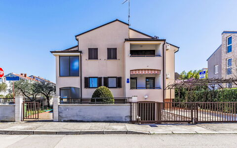 Umag 221: Wohngebiet, Fassade, Nachbarschaft, Zuhause, Menschliche Siedlung, Wohnung, Balkon, Vorort, Tor, Zaun