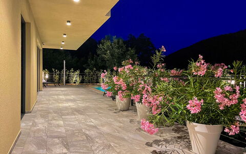 Villa Perla di Draga: Flooring, Interior Design, Fussboden, Wohnung, Balkon, Decke, Eigentumswohnung, Stuhl, Schatten, Veranda