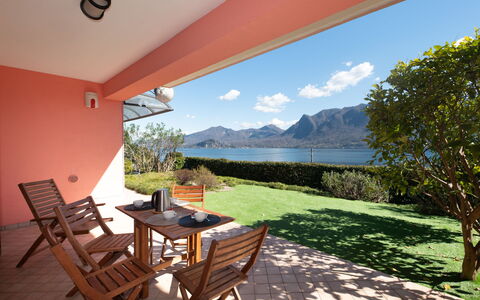 Anna: Flooring, Interior Design, Fussboden, Wohnung, Balkon, Decke, Eigentumswohnung, Stuhl, Schatten, Veranda