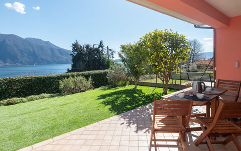 Anna: Flooring, Interior Design, Fussboden, Wohnung, Balkon, Decke, Eigentumswohnung, Stuhl, Schatten, Veranda