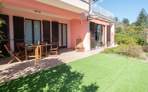 Anna: Flooring, Interior Design, Fussboden, Wohnung, Balkon, Decke, Eigentumswohnung, Stuhl, Schatten, Veranda