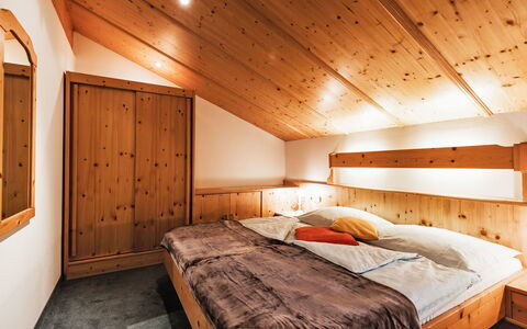 Tuenta: Holz, Decke, Holzbeize, Glazialmorphologie, Hartholz, Schlafzimmer, Blockhaus, Schublade, Alpen, Cabinetry