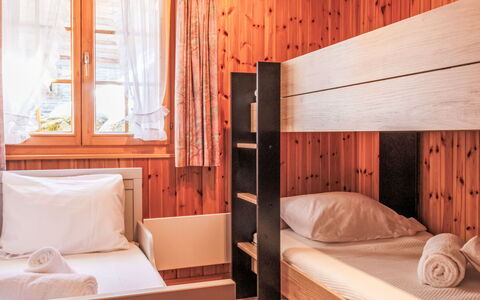 Panorama des Cimes: Holz, Schlafzimmer, Bett, Interior Design, Fussboden, Möbel, Flooring, Bettdecke, Bedding, Bettrahmen
