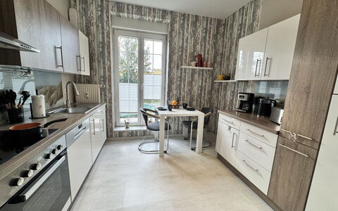 Feli: Küche, Countertop, Küchengerät, Möbel, Flooring, Holz, Major Appliance, Cabinetry, Interior Design, Fussboden