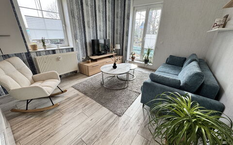 Feli: Möbel, Flooring, Interior Design, Fussboden, Holz, Holzboden, Wohnzimmer, Zimmer, Zuhause, Couch