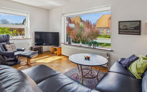 Nis - 9.8Km from the Sea: Möbel, Interior Design, Couch, Decke, Flooring, Zuhause, Fussboden, Wohnzimmer, Wohnung, Beleuchtung
