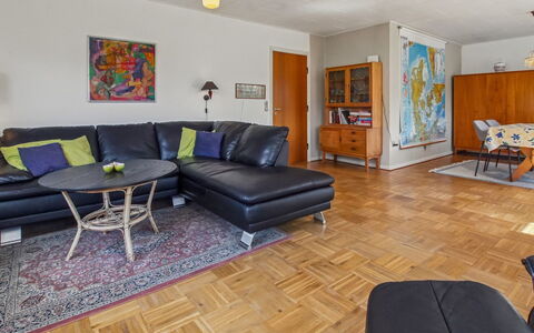 Nis - 9.8Km from the Sea: Möbel, Couch, Flooring, Wand, Interior Design, Fussboden, Holz, Wohnzimmer, Wohnung, Zimmer