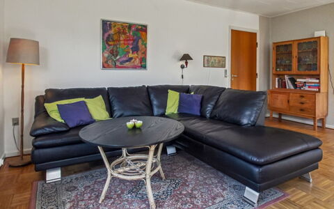 Nis - 9.8Km from the Sea: Möbel, Couch, Interior Design, Flooring, Fussboden, Wohnzimmer, Holz, Holzboden, Zuhause, Zimmer
