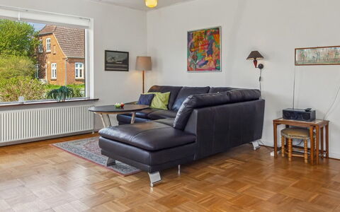 Nis - 9.8Km from the Sea: Möbel, Interior Design, Flooring, Fussboden, Couch, Wand, Holzboden, Holz, Wohnzimmer, Zimmer