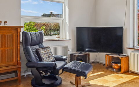 Nis - 9.8Km from the Sea: Möbel, Interior Design, Flooring, Fussboden, Beleuchtung, Wohnzimmer, Zimmer, Zuhause, Elektronisches Gerät, Bilderrahmen