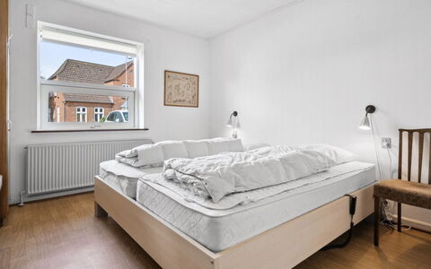 Nis - 9.8Km from the Sea: Bett, Schlafzimmer, Interior Design, Möbel, Bedding, Holz, Fussboden, Bettdecke, Flooring, Decke