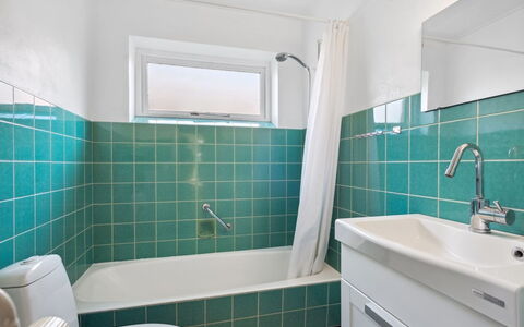 Nis - 9.8Km from the Sea: Badezimmer, Armatur, Flooring, Interior Design, Fussboden, Fliese, Zapfhahn, Installation, Sinken, Badewanne