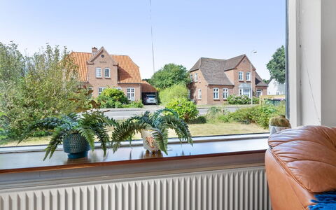 Nis - 9.8Km from the Sea: Strauch, Zuhause, Blumentopf, Schiebefenster, Zimmerpflanze, Garten, Estate, Landscaping, Garten, Backstein