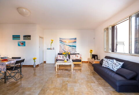 Casa Perla, Ac, Wifi, Porto Cesareo: Möbel, Flooring, Couch, Fussboden, Interior Design, Holz, Wohnzimmer, Decke, Zimmer, Wohnung