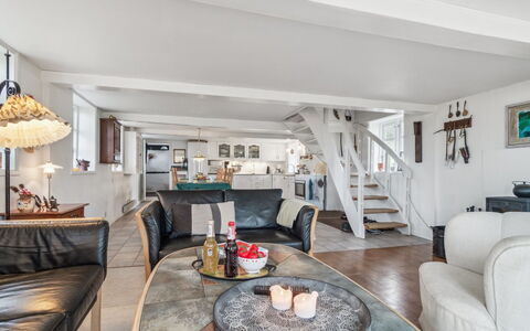 Bena - 2Km from the Sea: Möbel, Interior Design, Couch, Flooring, Holz, Fussboden, Decke, Wohnzimmer, Zuhause, Wohnung