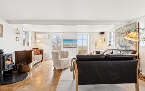 Bena - 2Km from the Sea: Möbel, Interior Design, Couch, Flooring, Holz, Fussboden, Wohnzimmer, Decke, Holzboden, Zuhause