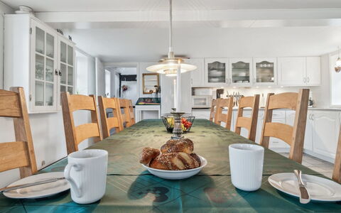 Bena - 2Km from the Sea: Möbel, Interior Design, Flooring, Light Fixture, Decke, Holz, Tabelle, Fussboden, Stuhl, Esszimmer