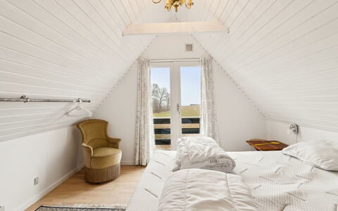 Bena - 2Km from the Sea: Holz, Schlafzimmer, Flooring, Decke, Fussboden, Bett, Interior Design, Möbel, Beleuchtung, Zuhause