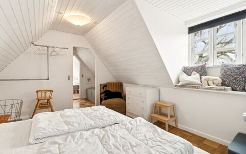 Bena - 2Km from the Sea: Bett, Schlafzimmer, Möbel, Interior Design, Flooring, Wand, Fussboden, Holz, Decke, Bedding