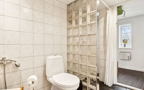 Bena - 2Km from the Sea: Wand, Flooring, Fussboden, Interior Design, Toilleten Sitz, Fliese, Toilette, Badezimmer, Decke, Zimmer