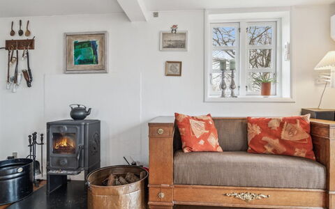 Bena - 2Km from the Sea: Möbel, Wand, Flooring, Holz, Interior Design, Fussboden, Wohnzimmer, Couch, Zuhause, Zimmer