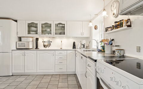 Bena - 2Km from the Sea: Küche, Küchengerät, Countertop, Cabinetry, Major Appliance, Interior Design, Flooring, Möbel, Decke, Haushaltsgerät