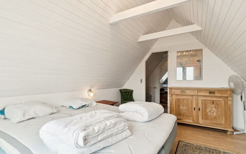 Bena - 2Km from the Sea: Bett, Schlafzimmer, Möbel, Interior Design, Holz, Decke, Bedding, Bettdecke, Fussboden, Flooring