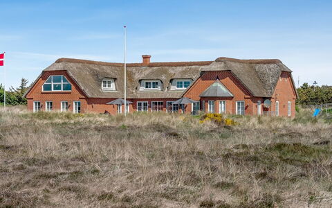 Gytha - 75M from the Sea: Estate, Schatten, Auffahrt, Bauernhaus