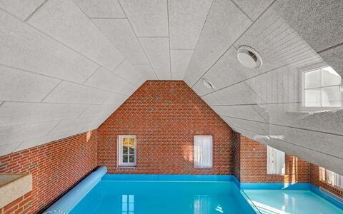 Gytha - 75M from the Sea: Estate, Schatten, Auffahrt, Bauernhaus