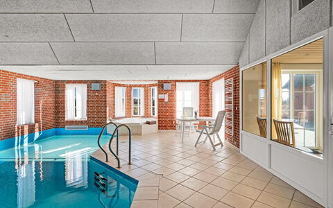 Gytha - 75M from the Sea: Estate, Schatten, Auffahrt, Bauernhaus