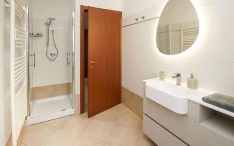 Cà Silvio: Flooring, Fussboden, Interior Design, Wand, Armatur, Badezimmer, Holz, Bad Sink, Toilette, Badezimmerschrank