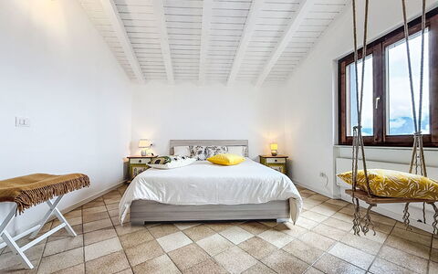 Al Civico 29: Möbel, Bett, Interior Design, Flooring, Schlafzimmer, Fussboden, Decke, Holz, Bedding, Bettdecke