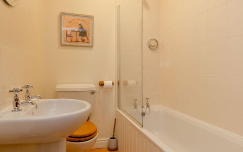 Doonans Cottage: Badezimmer, Armatur, Flooring, Wand, Fussboden, Badewanne, Interior Design, Toilette, Toilleten Sitz, Bad Sink