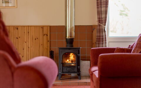 Doonans Cottage: Flooring, Feuerstelle, Möbel, Fussboden, Holz, Interior Design, Holzofen, Holzboden, Beleuchtung, Wohnzimmer