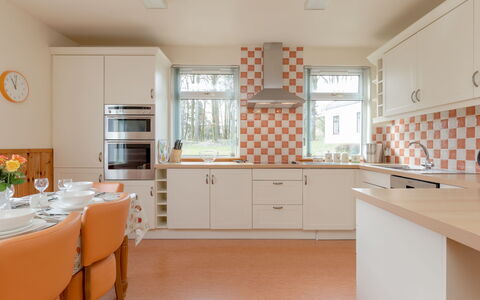 Doonans Cottage: Küche, Interior Design, Flooring, Countertop, Cabinetry, Holz, Decke, Fussboden, Küchengerät, Möbel