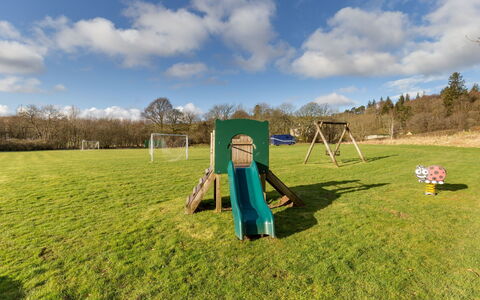 Doonans Cottage: Spielplatz Rutsche, Spielmittel, Rasen, Park, Garten, Spielplatz, Schatten, Garten, Landscaping, Rutsche