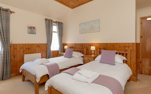Doonans Cottage: Bett, Schlafzimmer, Holz, Fussboden, Möbel, Flooring, Interior Design, Bettdecke, Bedding, Bettrahmen