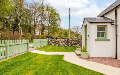 Balbeg Cottage: Strauch, Hütte, Garten, Zaun, Rasen, Garten, Landscaping, Home Fechten, Hinterhof, Tor