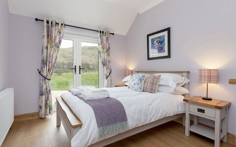 Balbeg Cottage: Bett, Möbel, Interior Design, Schlafzimmer, Holz, Flooring, Bedding, Fussboden, Zuhause, Textil